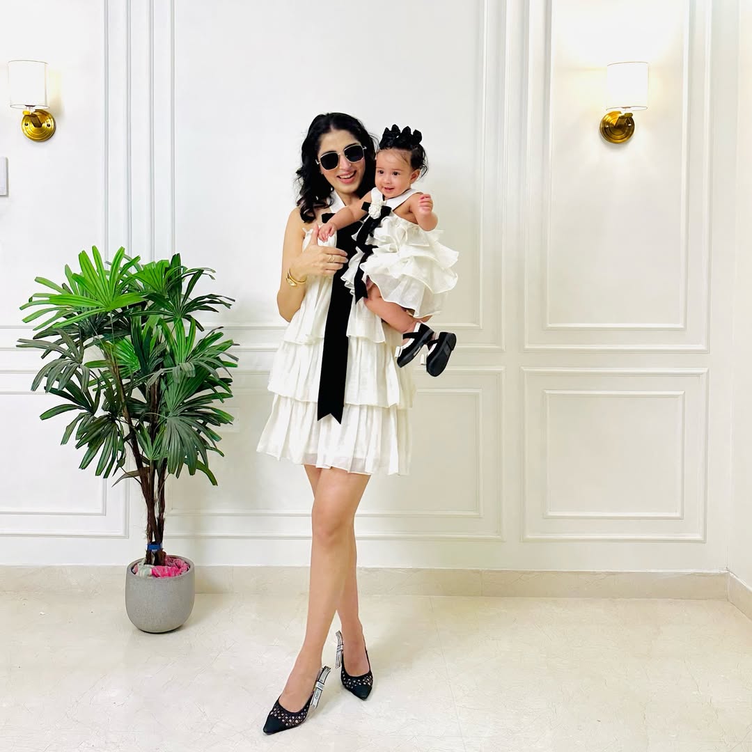 IVORY SLEEVELESS BODY WITH BLACK TIE