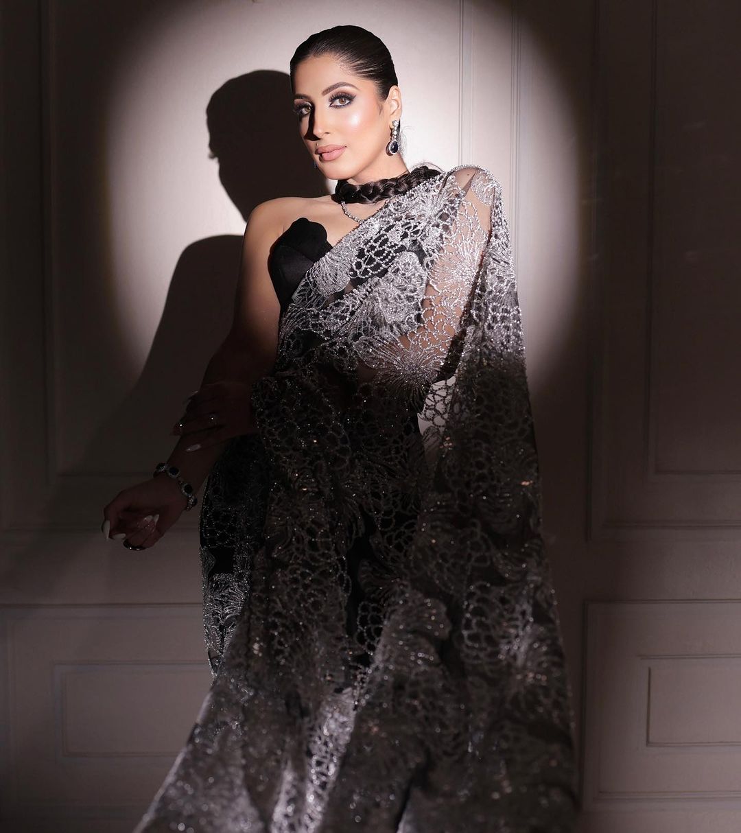 BLACK COLOR SAREE WITH EXCRUCIATING DRAPE