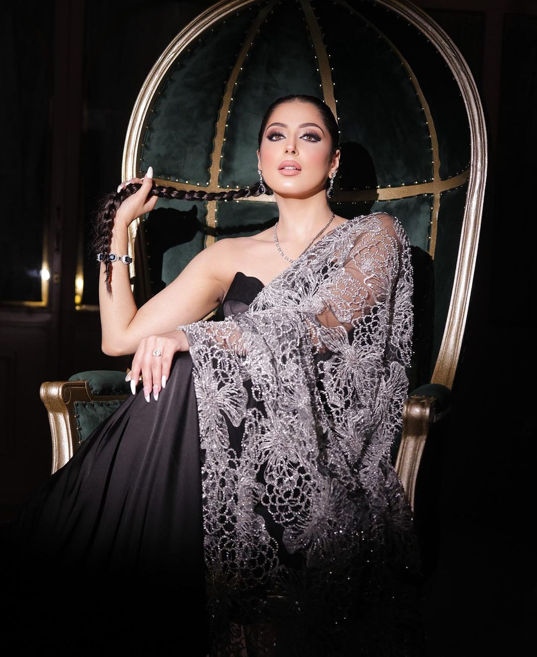 BLACK COLOR SAREE WITH EXCRUCIATING DRAPE