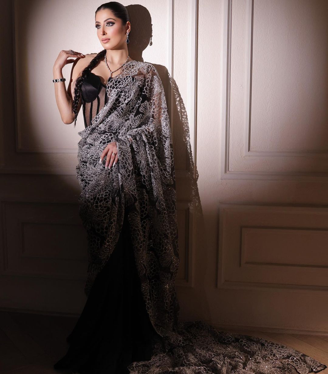 BLACK COLOR SAREE WITH EXCRUCIATING DRAPE