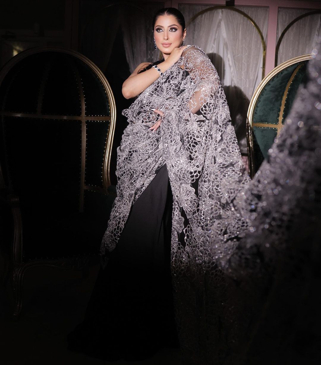 BLACK COLOR SAREE WITH EXCRUCIATING DRAPE
