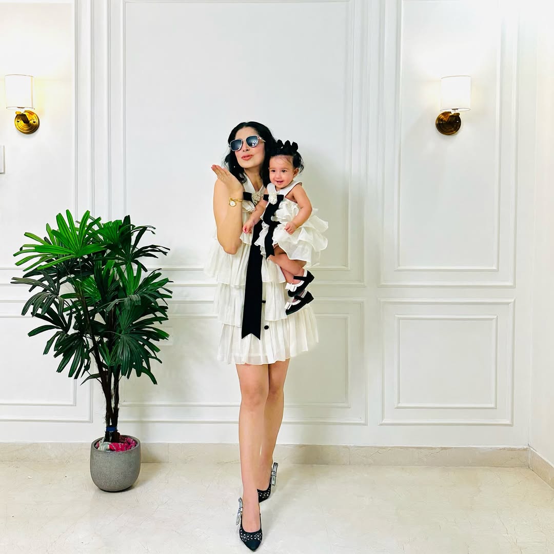 IVORY SLEEVELESS BODY WITH BLACK TIE