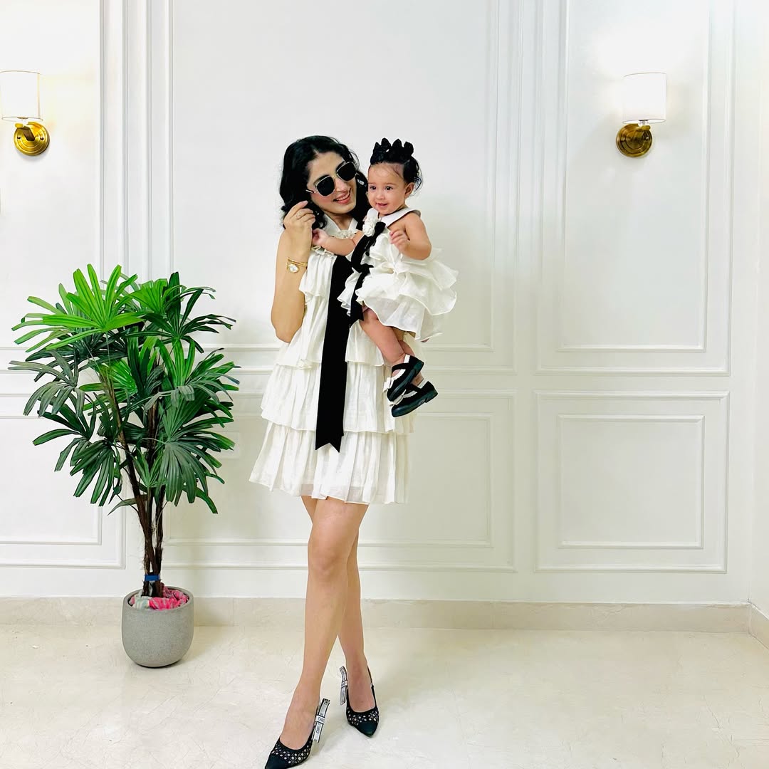 IVORY SLEEVELESS BODY WITH BLACK TIE