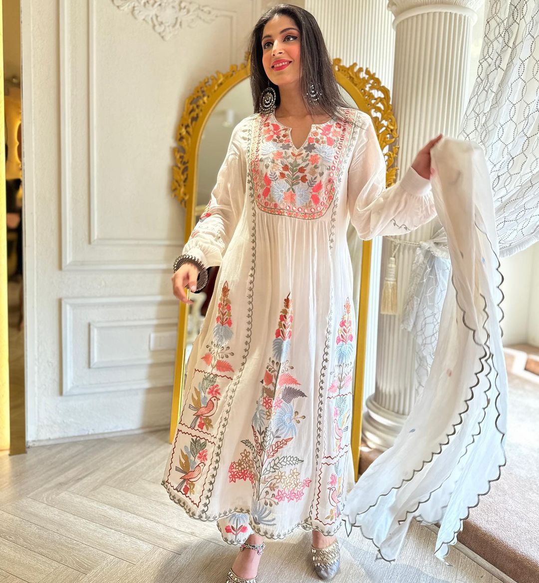 WHITE COLOR KURTI WITH FLOWER EMBROIDERY