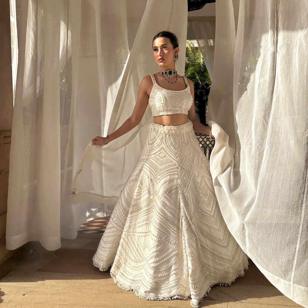 DUTCH WHITE LEHENGA