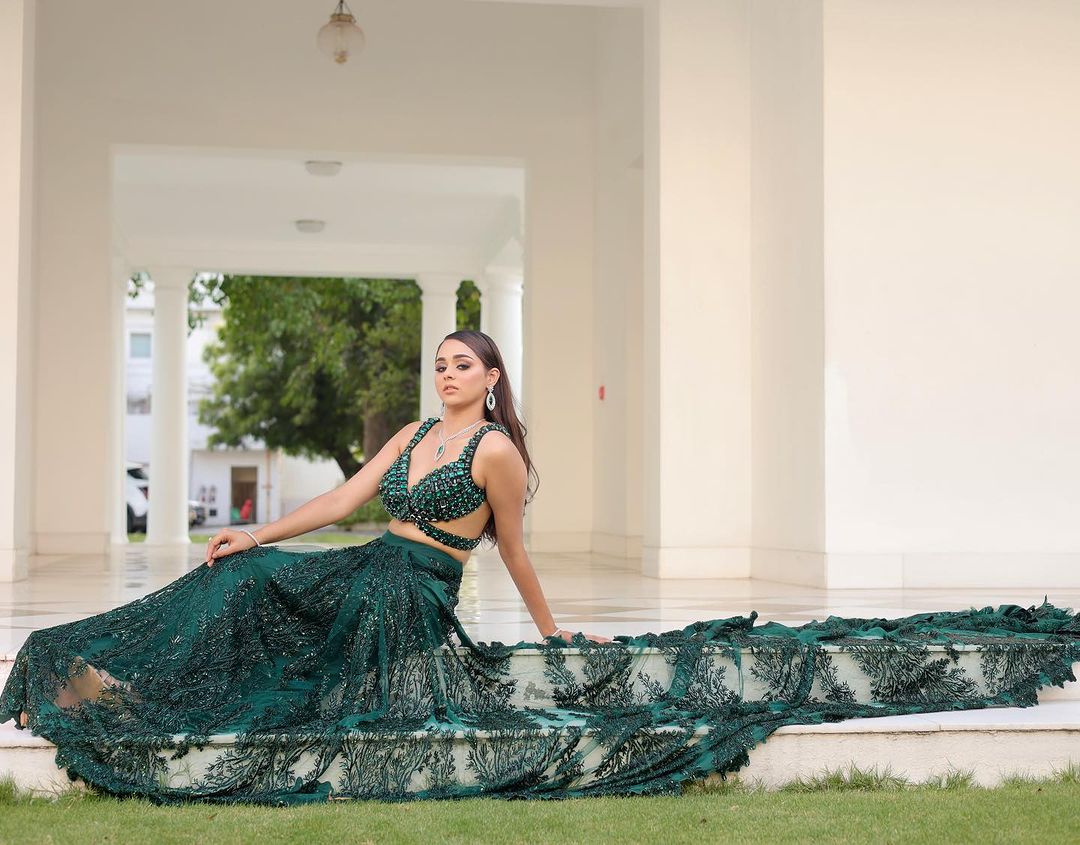 RICH OLIVE GREEN COLOR SAREE WITH REMARKABLE LONG DRAPE