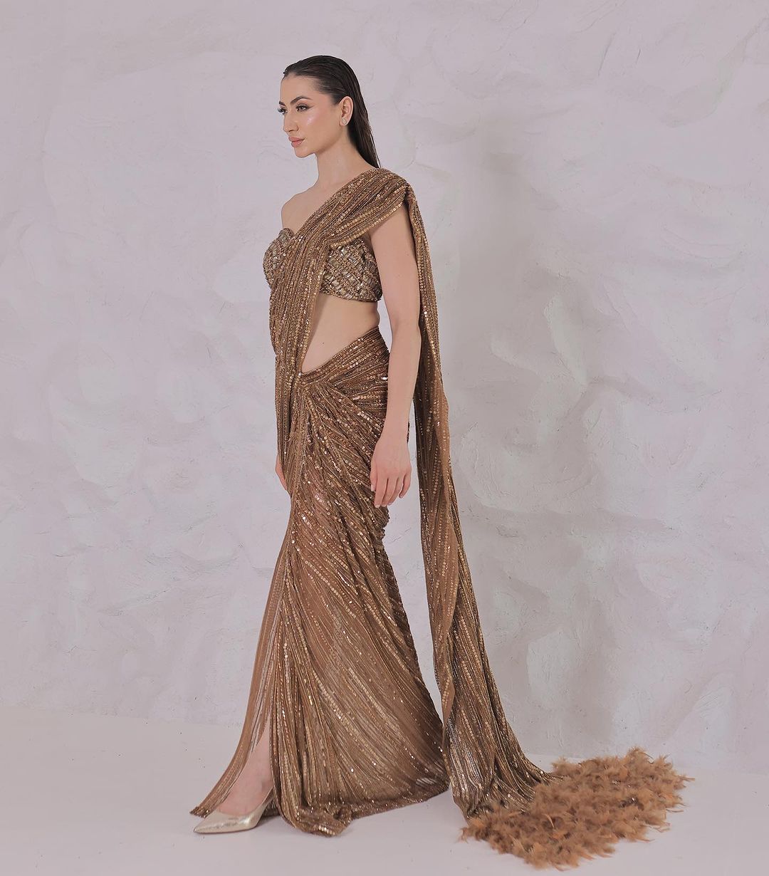 TAWNY BIRCH BROWN COLOR SAREE AND FEATHER DRAPE