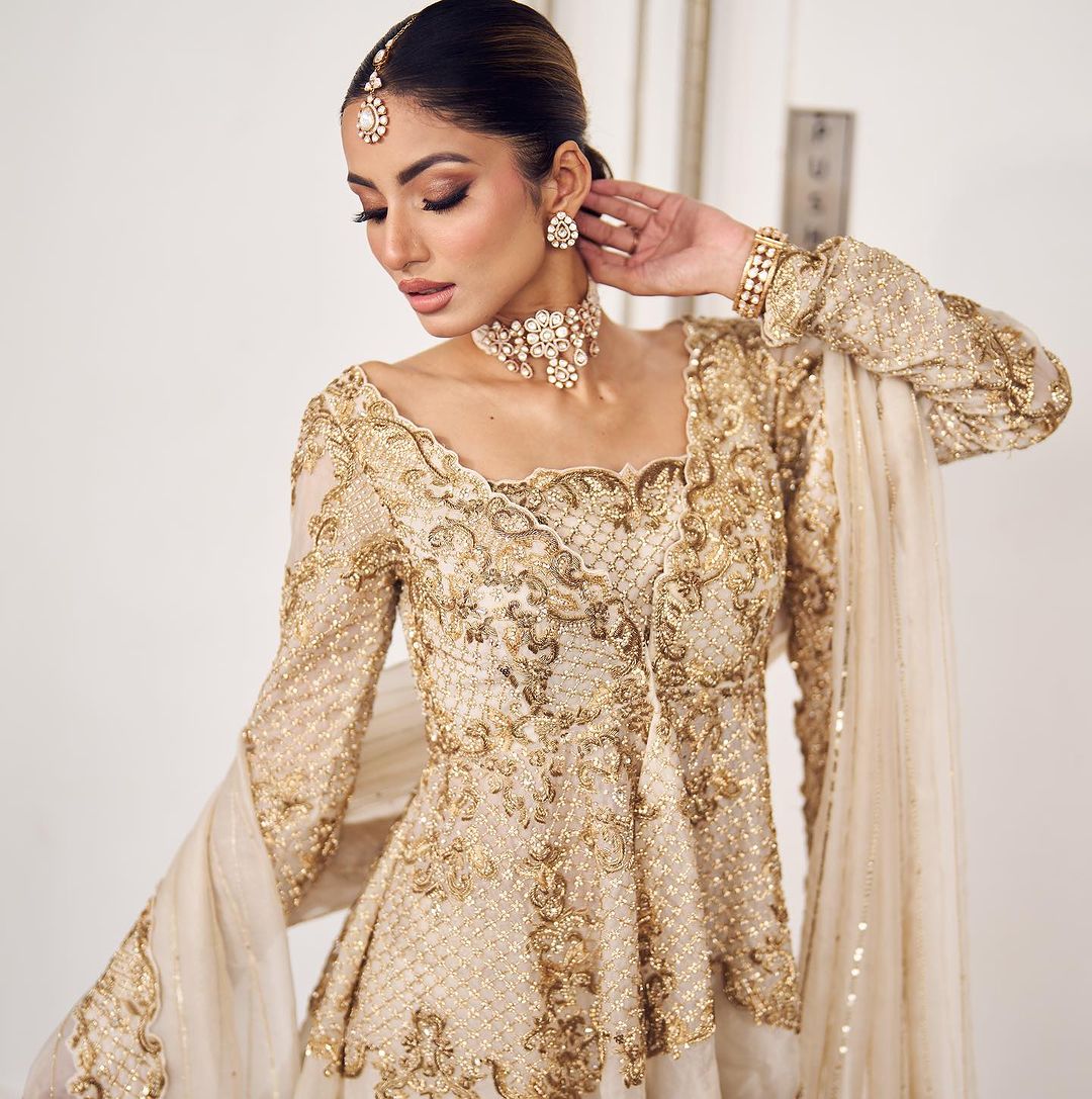 GARARA SUIT LOTUS BLOOM IVORY EMBROIDERED 